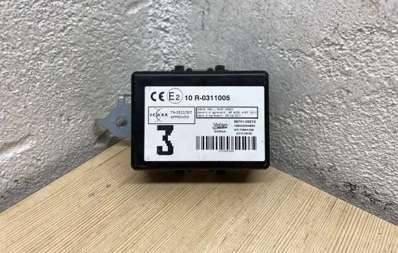 Toyota Avensis T270 Door control unit/module 8974102210 10R0311005