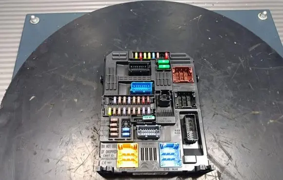 Opel Mokka Fuse box set 9832880280