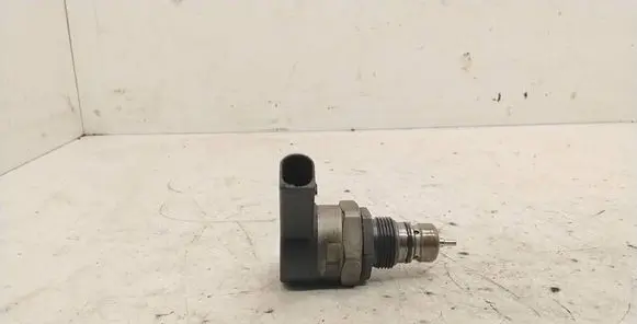 BMW 3 E90 E91 Fuel pressure regulator 0281002949 34285767 050509