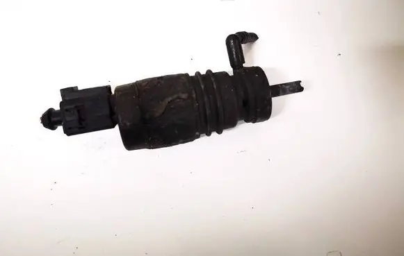 Volkswagen PASSAT B5 Windscreen/windshield washer pump