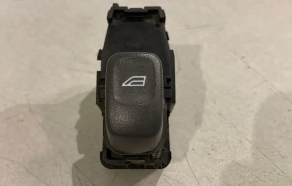 Volvo XC70 Electric window control switch 9472275