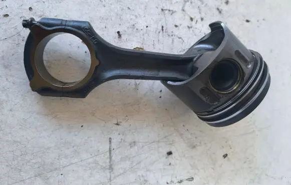 Mercedes-Benz Sprinter W906 Piston with connecting rod