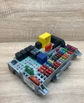 Opel Zafira A Fuse module 90589965