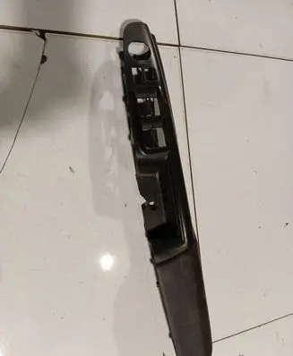 Hyundai Sonata Front door window switch trim 201002832