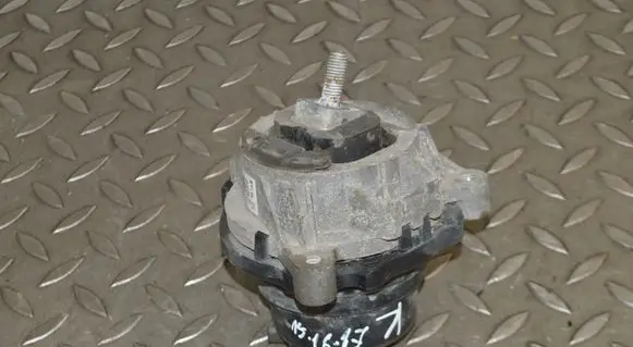 BMW 3 F30 F35 F31 Engine mount bracket 6787663