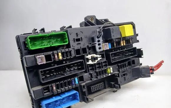 Opel Astra H Fuse module 13222173HTKAS 13222173HT