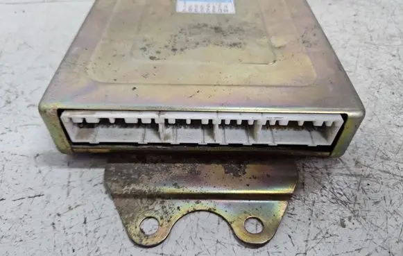 Mitsubishi Carisma Engine control unit/module MD322387 E2T63277