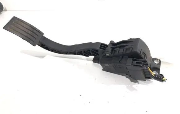Accelerator throttle pedal
