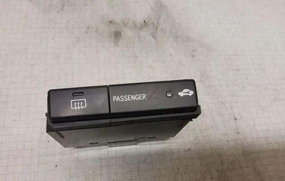 Toyota Avensis T250 Windscreen/window heater switch 8479005130C