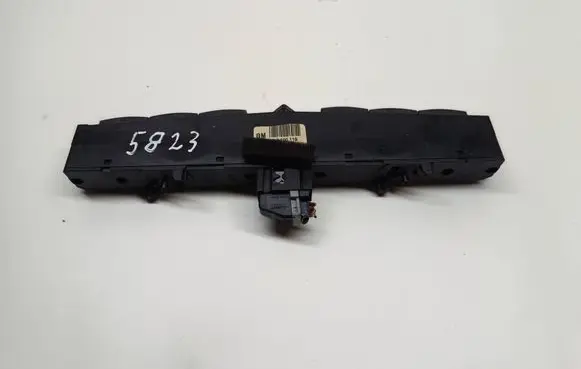Opel Zafira B Hazard light switch 13100119