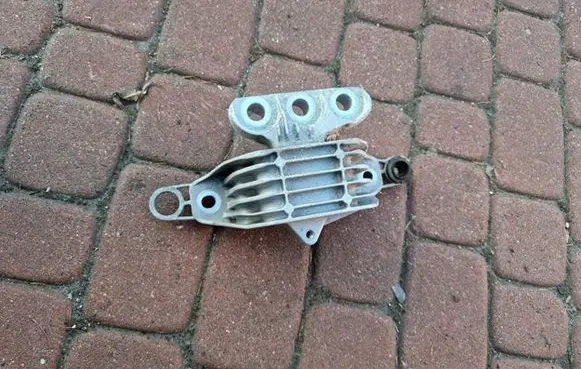 Opel Insignia B Gearbox mounting bracket 84065732