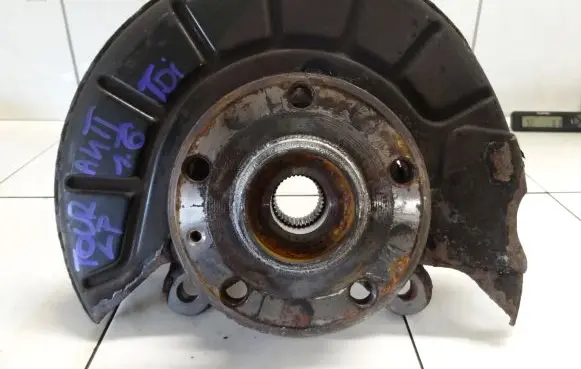 Volkswagen Touran II Front wheel hub spindle knuckle