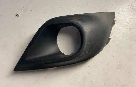 Renault Clio III Under headlight/headlamp trim 261A28633R PETTD15 PK98PH2