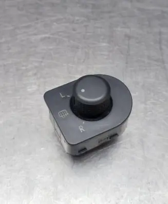 Wing mirror switch
