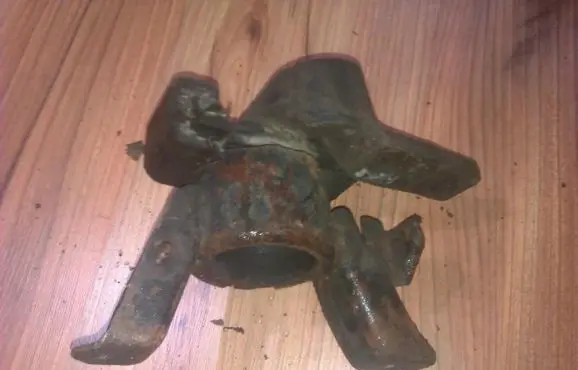 Mazda 323 Engine mount bracket