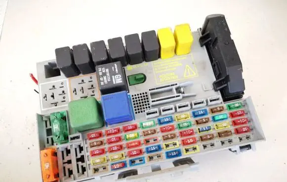 Opel Zafira A Fuse box set 24412497