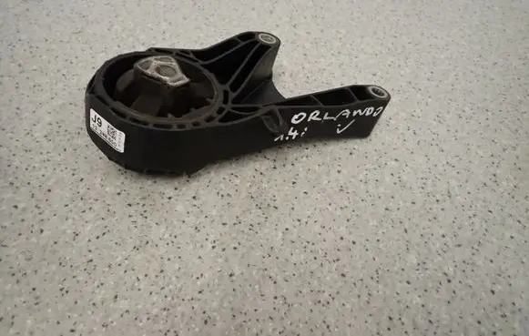 Engine mount vacuum valve