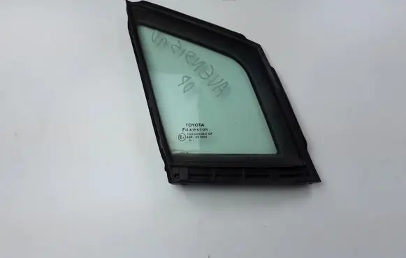 Toyota Avensis T270 Front door vent window glass four-door 6812505010
