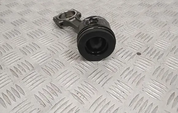 Nissan Qashqai Piston with connecting rod 07657H