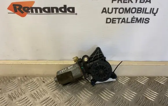 Mercedes-Benz E W210 Front door window regulator motor 0130821671