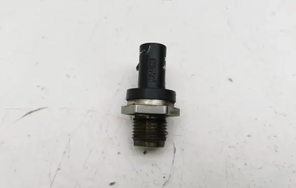 Mercedes-Benz B W245 Fuel pressure sensor 0281002843