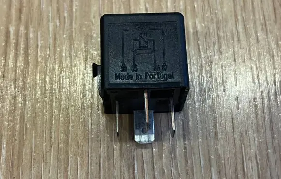Mercedes-Benz E W210 Other relay A0025421319 V23134B52XX36