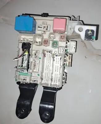 Toyota Avensis T270 Fuse module 8273005160B 13998K19