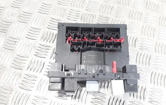 Volkswagen PASSAT B6 Fuse module 3C0937049H