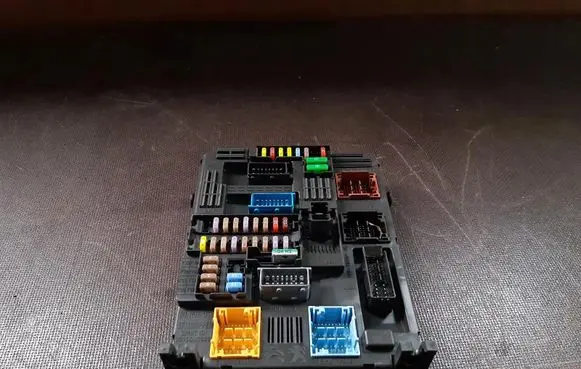 Nissan Pathfinder R51 Fuse box set 9819851280EL3