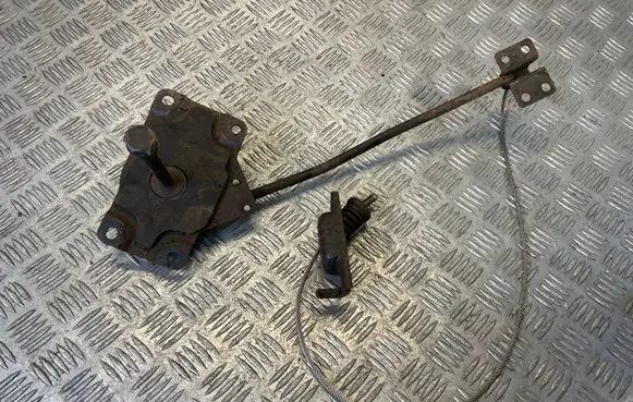 Hyundai Santa Fe Spare wheel mounting bracket 