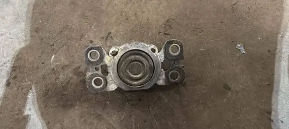 Volvo V70 Engine mount bracket 6G927M121