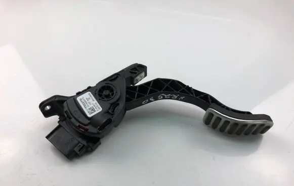 Volvo V70 Accelerator throttle pedal 31329370