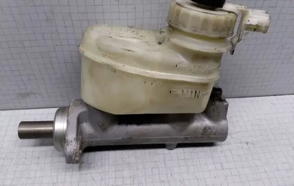 Toyota Avensis T220 Master brake cylinder