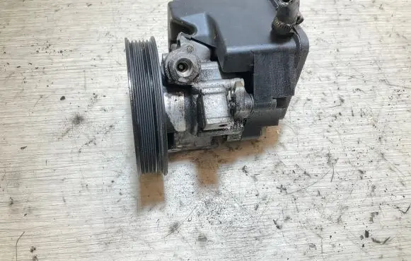 Mercedes-Benz Sprinter W906 Power steering pump A0014657201 7692900530
