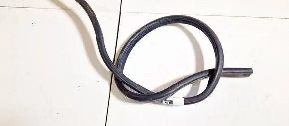 Volkswagen PASSAT B6 Engine compartment rubber 