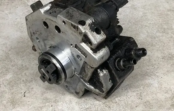 Volvo XC90 Fuel injection high pressure pump 8689591 040831 0445010043