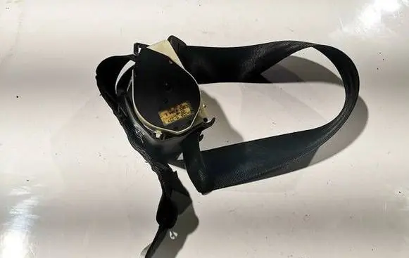 Middle seatbelt (rear)