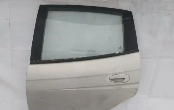 Chevrolet Tacuma Rear door sidabrine