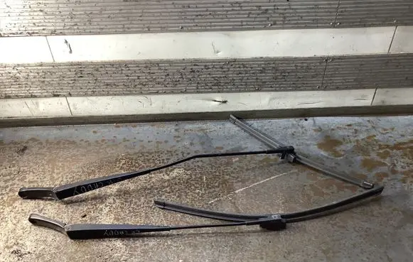 Volkswagen Caddy Front wiper blade arm 2K1955410