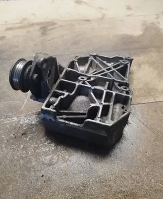 Volkswagen PASSAT B5.5 Engine mounting bracket 038260885C