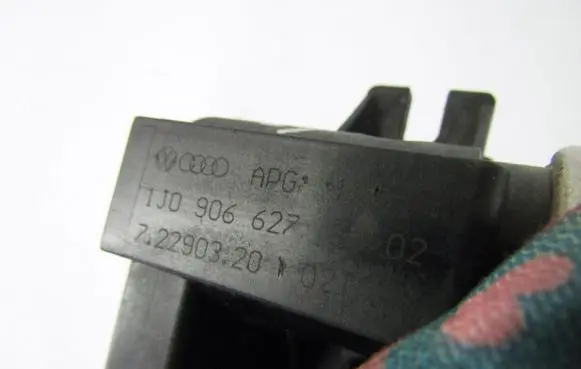 Volkswagen PASSAT B5.5 Vacuum valve 1J0906627
