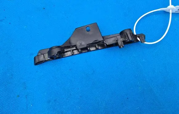 BMW 5 G30 G31 G38 Front bumper mounting bracket 7385349