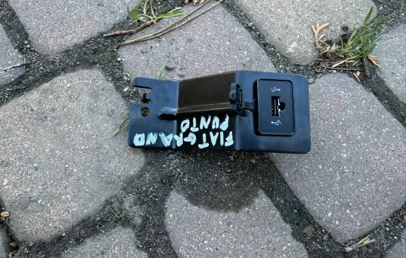 Fiat Grande Punto USB socket connector 735429751 S2410F003