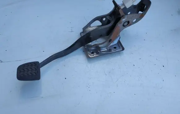 Toyota Avensis T250 Brake pedal
