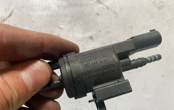 Mercedes-Benz C W203 Turbo solenoid valve 0025401497 A0025401497