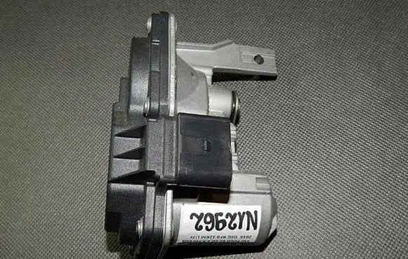 Volkswagen Polo V 6R Intake manifold valve actuator/motor 