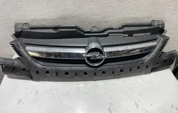 Opel Corsa C Front bumper upper radiator grill 13120828
