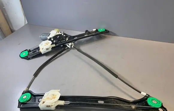 BMW 1 E81 E87 Front door window regulator motor 0130822226