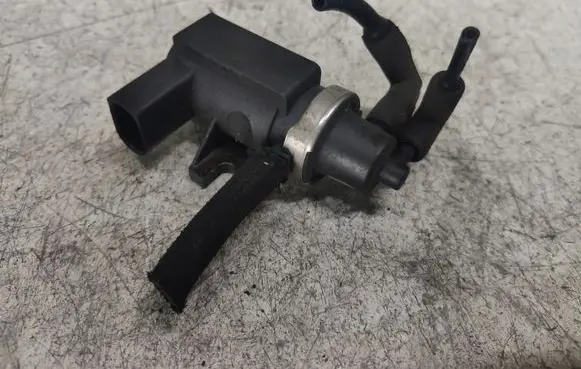 Volkswagen PASSAT B5.5 Turbo solenoid valve 1J0906627