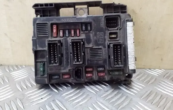 Citroen C5 Fuse module 9643498880